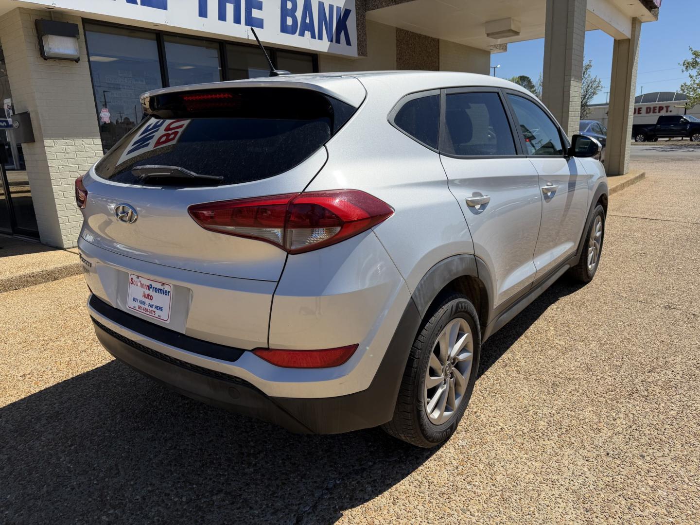 2017 SILVER HYUNDAI TUCSON SE (KM8J23A41HU) , located at 922 W. Beacon St., Philadelphia, MS, 39350, (601) 650-3675, 32.770447, -89.127151- Photo#5