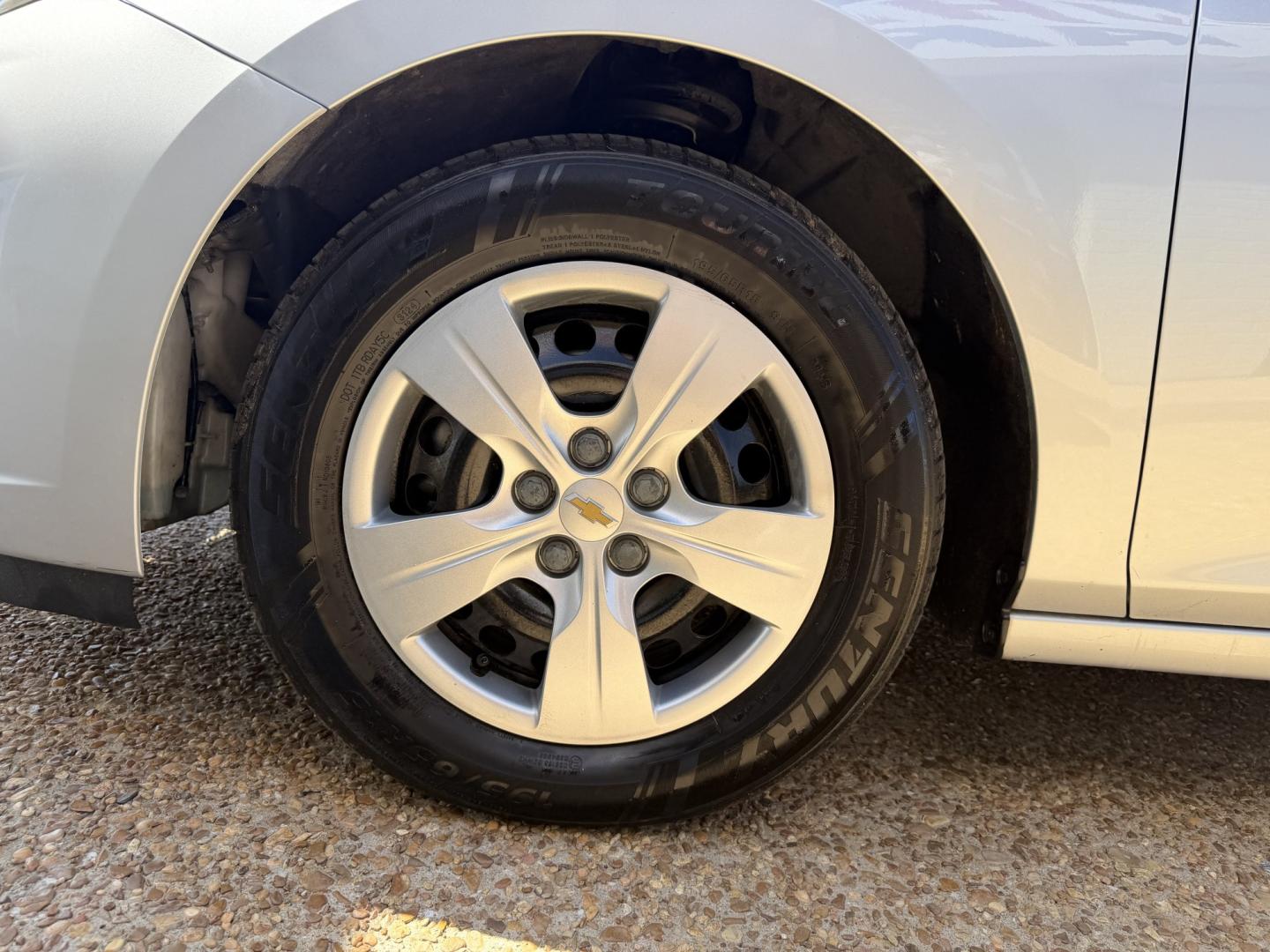 2018 SILVER CHEVROLET CRUZE LS (1G1BC5SM5J7) , located at 922 W. Beacon St., Philadelphia, MS, 39350, (601) 650-3675, 32.770447, -89.127151 - Photo#6