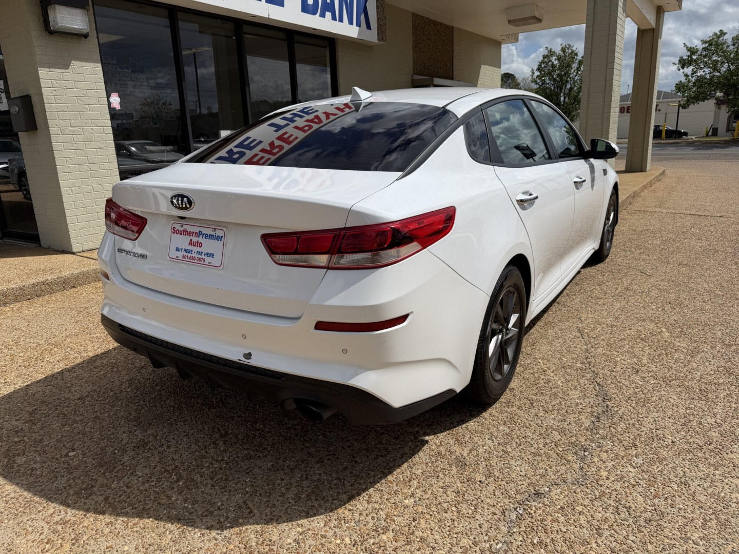 2020 WHITE KIA OPTIMA LX (5XXGT4L33LG) , located at 922 W. Beacon St., Philadelphia, MS, 39350, (601) 650-3675, 32.770447, -89.127151 - Photo#5