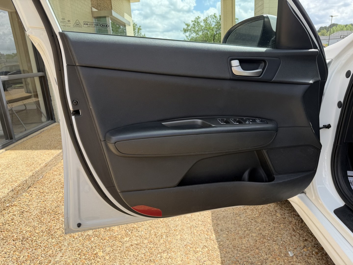 2020 WHITE KIA OPTIMA LX (5XXGT4L33LG) , located at 922 W. Beacon St., Philadelphia, MS, 39350, (601) 650-3675, 32.770447, -89.127151 - Photo#8