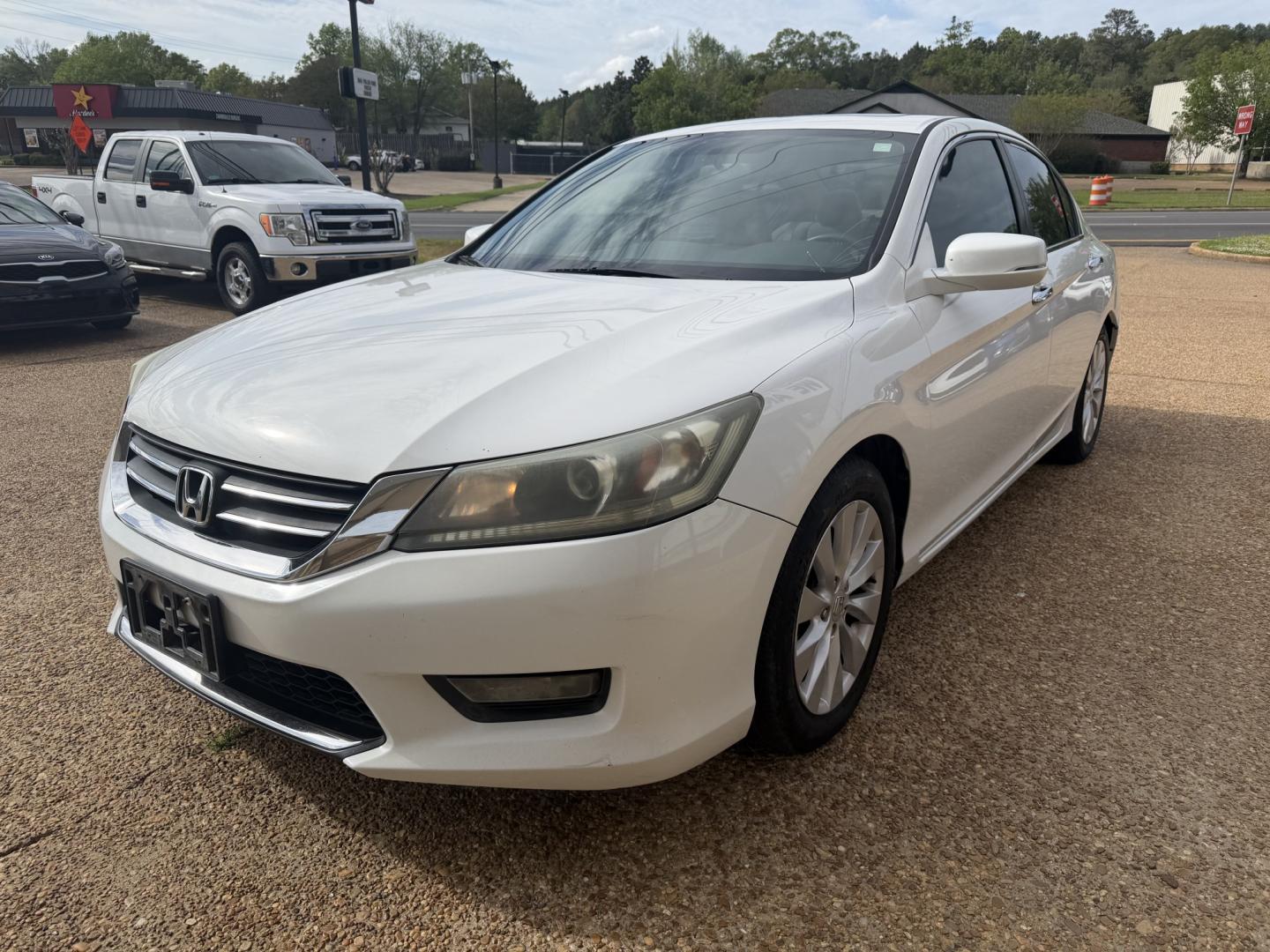2014 WHITE HONDA ACCORD EX (1HGCR2F7XEA) , located at 922 W. Beacon St., Philadelphia, MS, 39350, (601) 650-3675, 32.770447, -89.127151- Photo#2