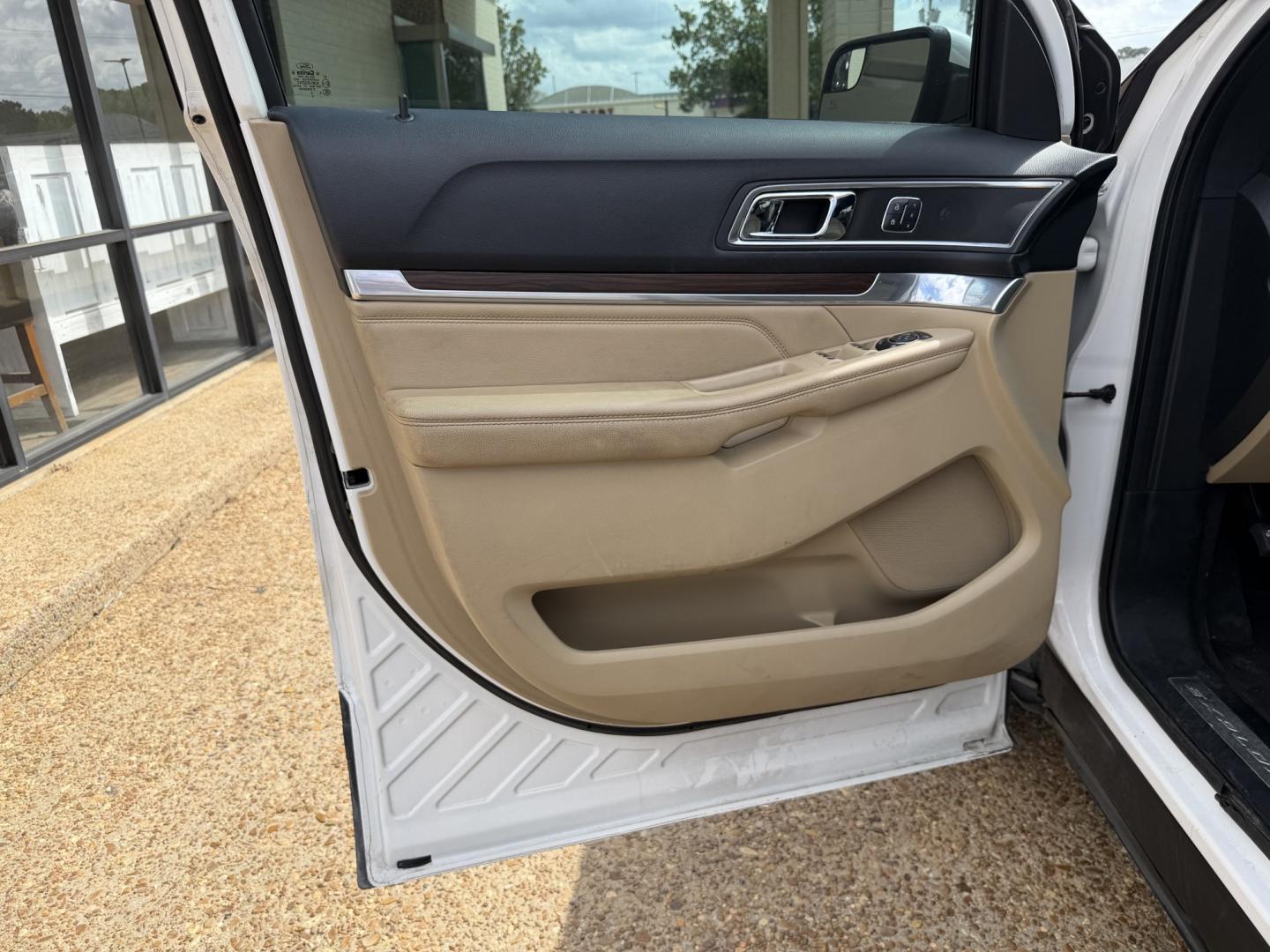 2016 WHITE FORD EXPLORER LIMITED Limited (1FM5K7F85GG) , located at 922 W. Beacon St., Philadelphia, MS, 39350, (601) 650-3675, 32.770447, -89.127151- Photo#8