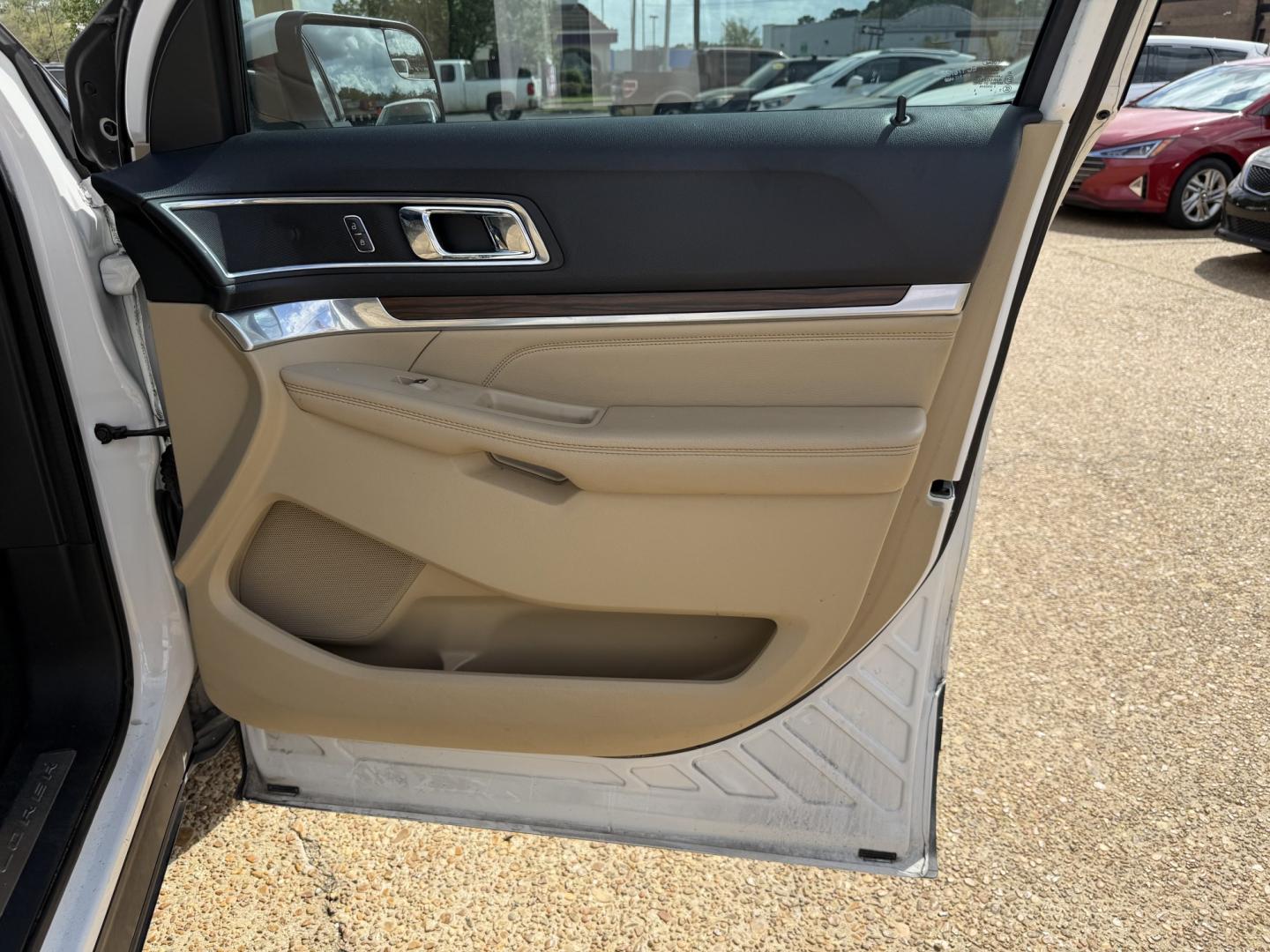2016 WHITE FORD EXPLORER LIMITED Limited (1FM5K7F85GG) , located at 922 W. Beacon St., Philadelphia, MS, 39350, (601) 650-3675, 32.770447, -89.127151- Photo#11