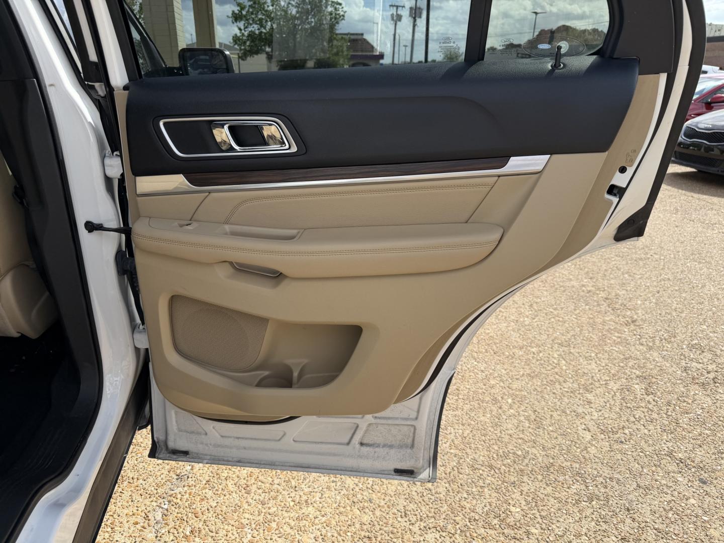 2016 WHITE FORD EXPLORER LIMITED Limited (1FM5K7F85GG) , located at 922 W. Beacon St., Philadelphia, MS, 39350, (601) 650-3675, 32.770447, -89.127151- Photo#15