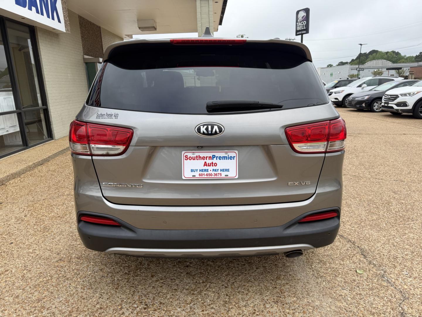 2017 GRAY KIA SORENTO EX (5XYPH4A54HG) , located at 922 W. Beacon St., Philadelphia, MS, 39350, (601) 650-3675, 32.770447, -89.127151 - Photo#4