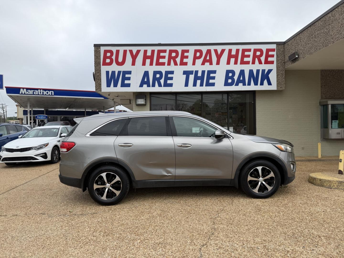 2017 GRAY KIA SORENTO EX (5XYPH4A54HG) , located at 922 W. Beacon St., Philadelphia, MS, 39350, (601) 650-3675, 32.770447, -89.127151 - Photo#6