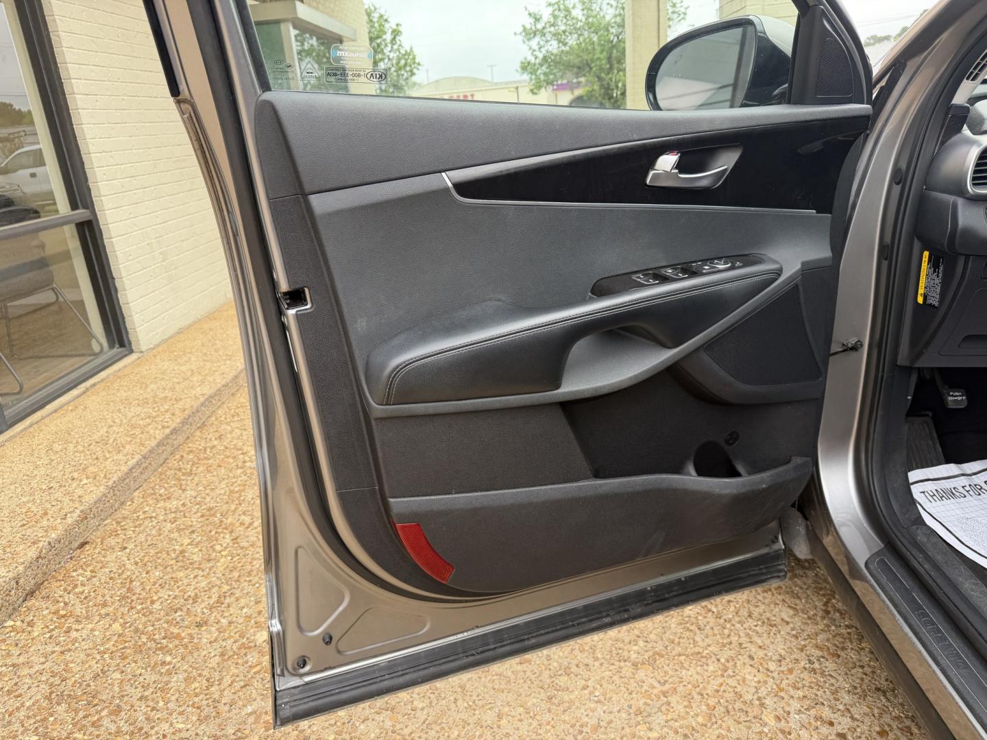 2017 GRAY KIA SORENTO EX (5XYPH4A54HG) , located at 922 W. Beacon St., Philadelphia, MS, 39350, (601) 650-3675, 32.770447, -89.127151 - Photo#8