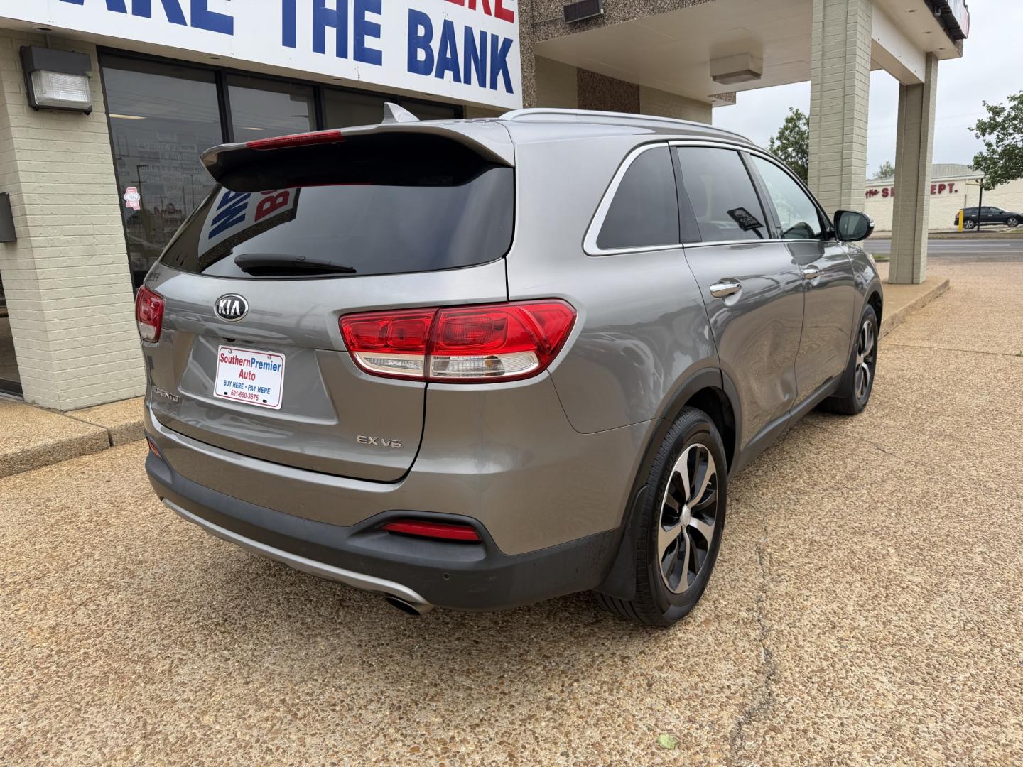 2017 GRAY KIA SORENTO EX (5XYPH4A54HG) , located at 922 W. Beacon St., Philadelphia, MS, 39350, (601) 650-3675, 32.770447, -89.127151 - Photo#5