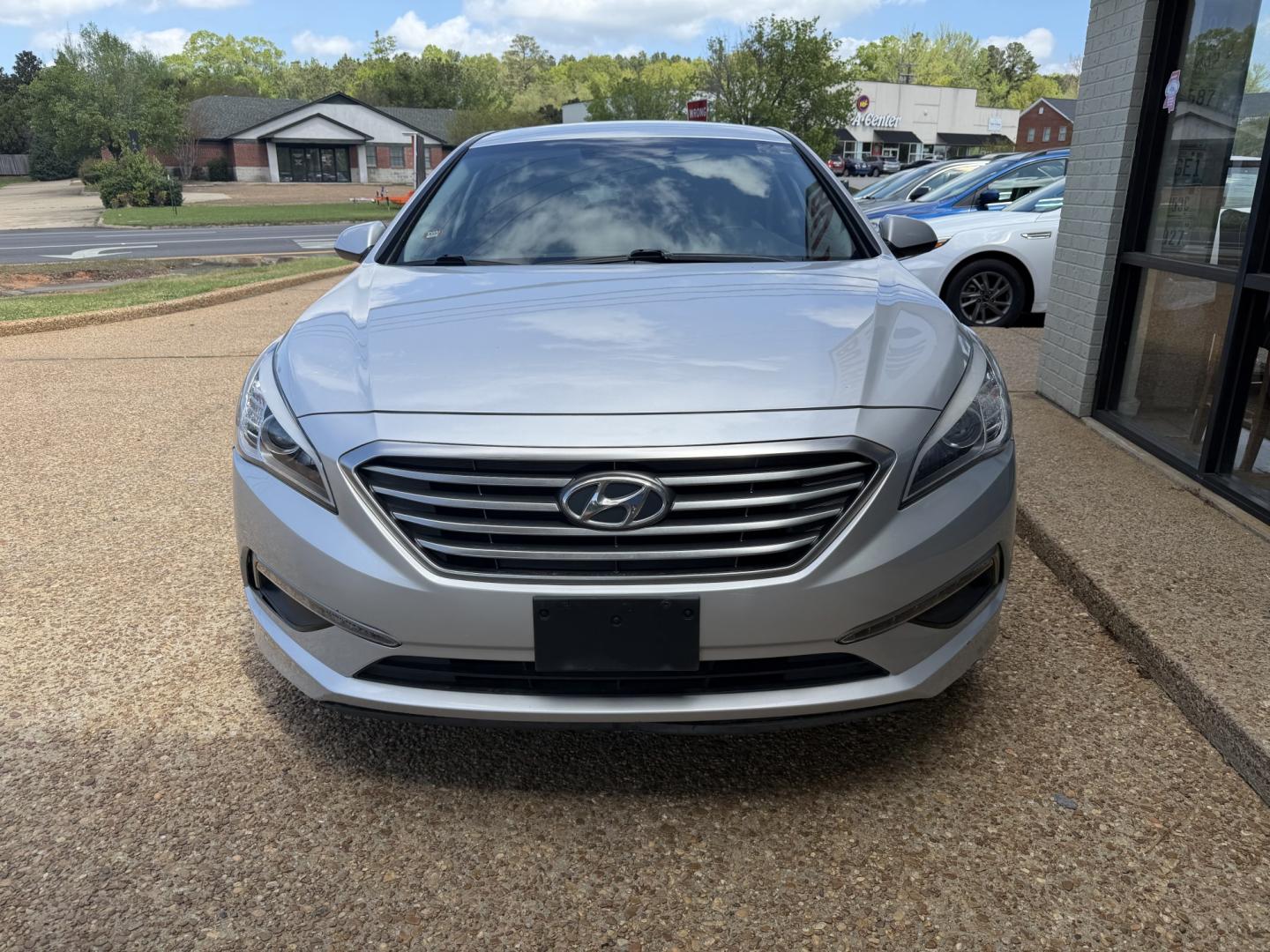 2015 SILVER HYUNDAI SONATA SE (5NPE24AF5FH) , located at 922 W. Beacon St., Philadelphia, MS, 39350, (601) 650-3675, 32.770447, -89.127151 - Photo#1