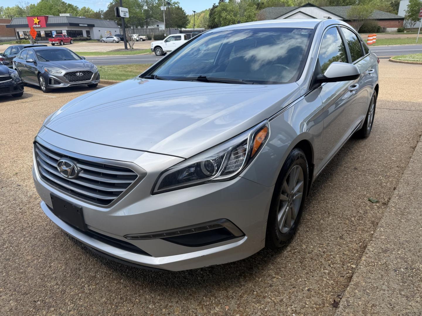 2015 SILVER HYUNDAI SONATA SE (5NPE24AF5FH) , located at 922 W. Beacon St., Philadelphia, MS, 39350, (601) 650-3675, 32.770447, -89.127151 - Photo#2