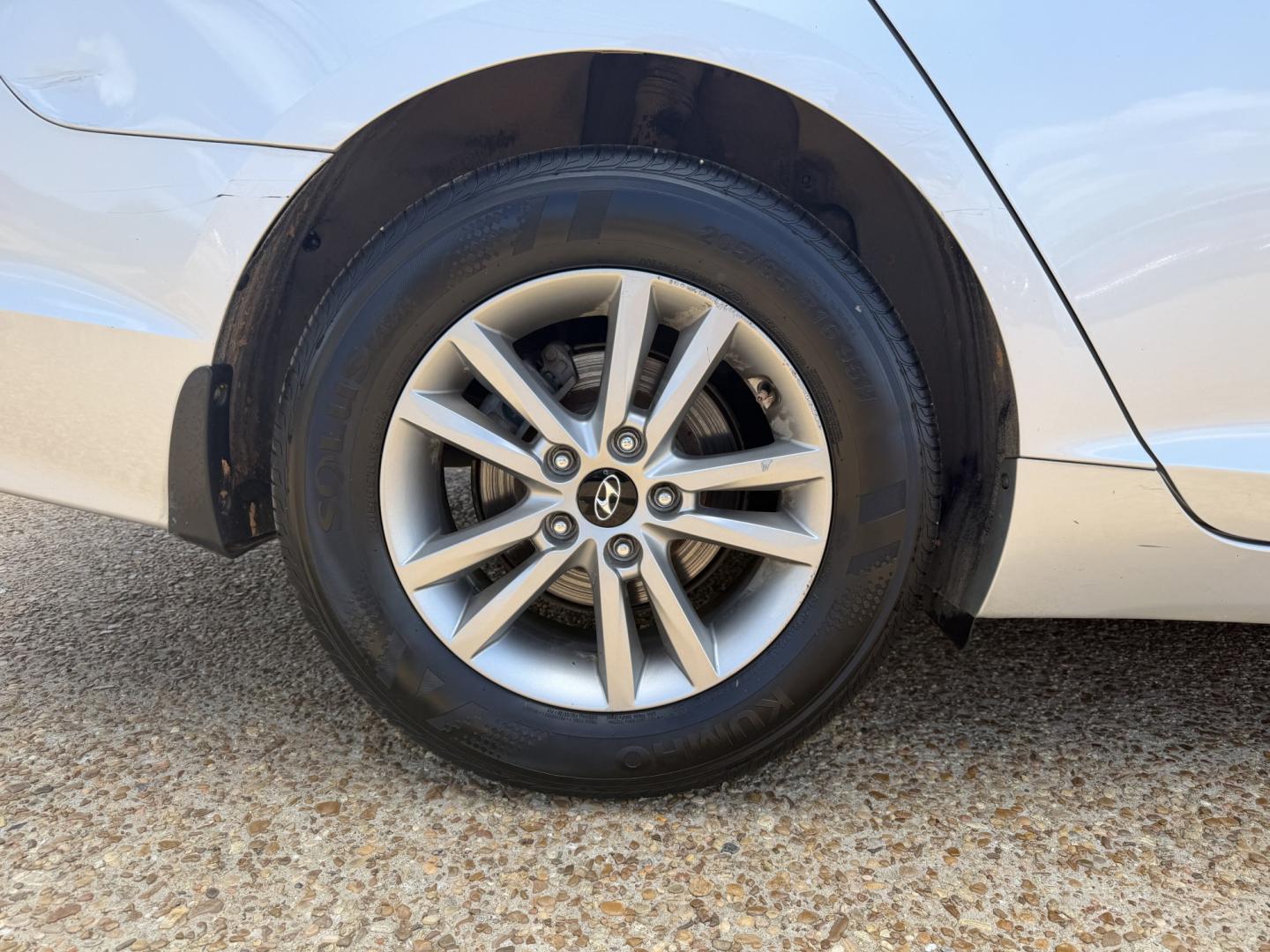 2015 SILVER HYUNDAI SONATA SE (5NPE24AF5FH) , located at 922 W. Beacon St., Philadelphia, MS, 39350, (601) 650-3675, 32.770447, -89.127151 - Photo#7