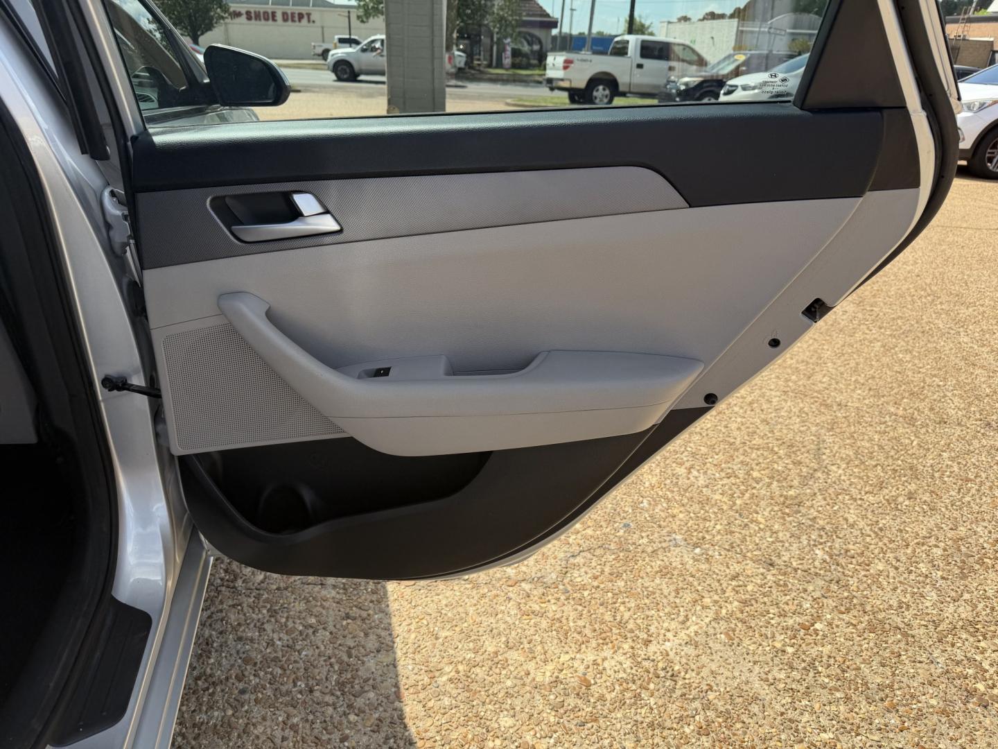 2015 SILVER HYUNDAI SONATA SE (5NPE24AF5FH) , located at 922 W. Beacon St., Philadelphia, MS, 39350, (601) 650-3675, 32.770447, -89.127151 - Photo#15