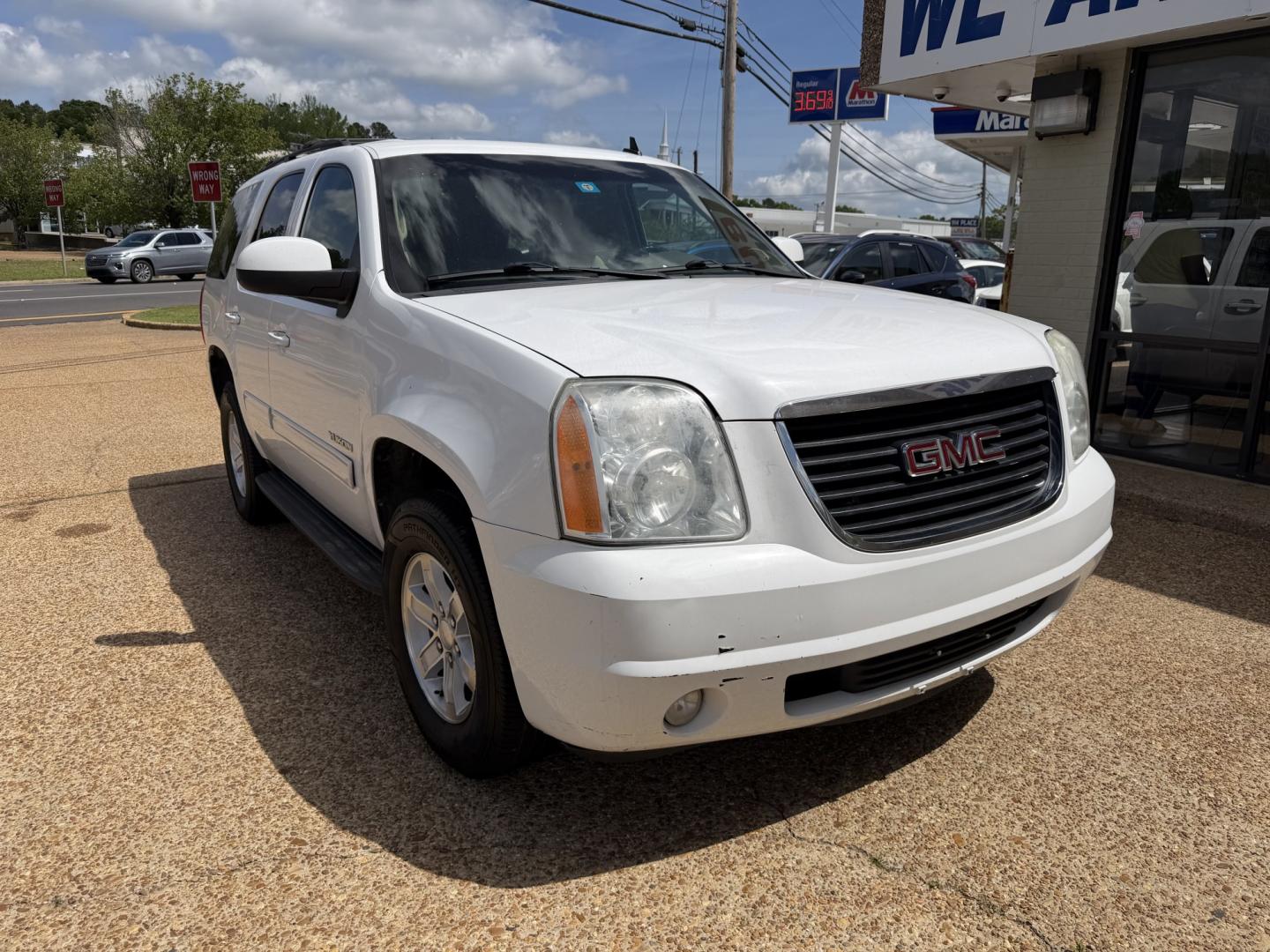 2011 WHITE GMC YUKON SLT1 (1GKS2CE03BR) , located at 922 W. Beacon St., Philadelphia, MS, 39350, (601) 650-3675, 32.770447, -89.127151 - Photo#0