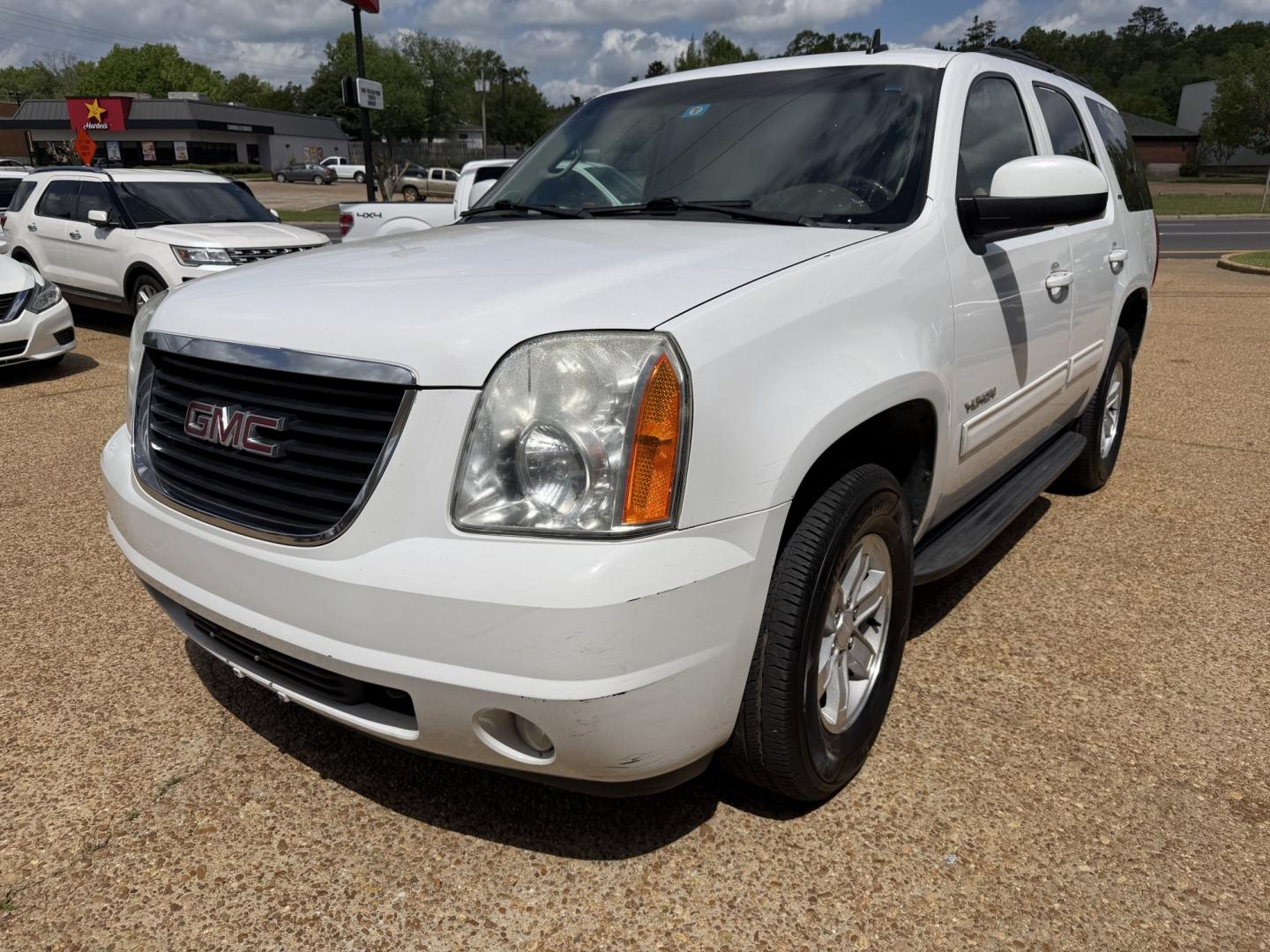 2011 WHITE GMC YUKON SLT1 (1GKS2CE03BR) , located at 922 W. Beacon St., Philadelphia, MS, 39350, (601) 650-3675, 32.770447, -89.127151 - Photo#2