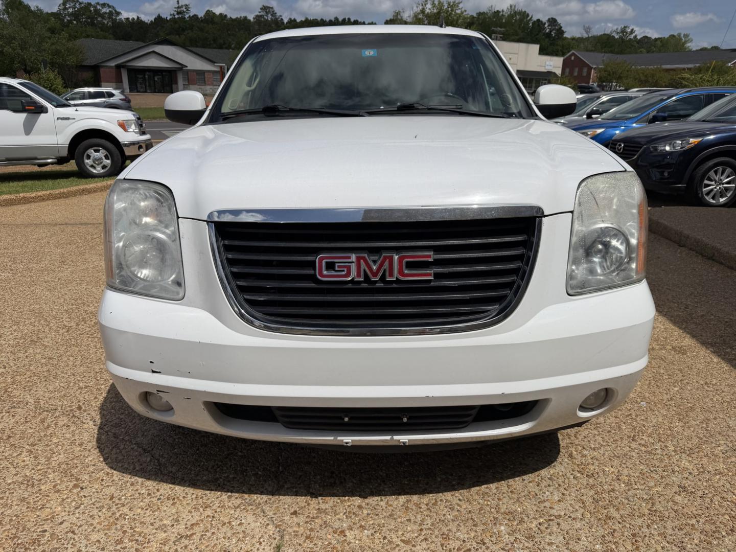 2011 WHITE GMC YUKON SLT1 (1GKS2CE03BR) , located at 922 W. Beacon St., Philadelphia, MS, 39350, (601) 650-3675, 32.770447, -89.127151 - Photo#1