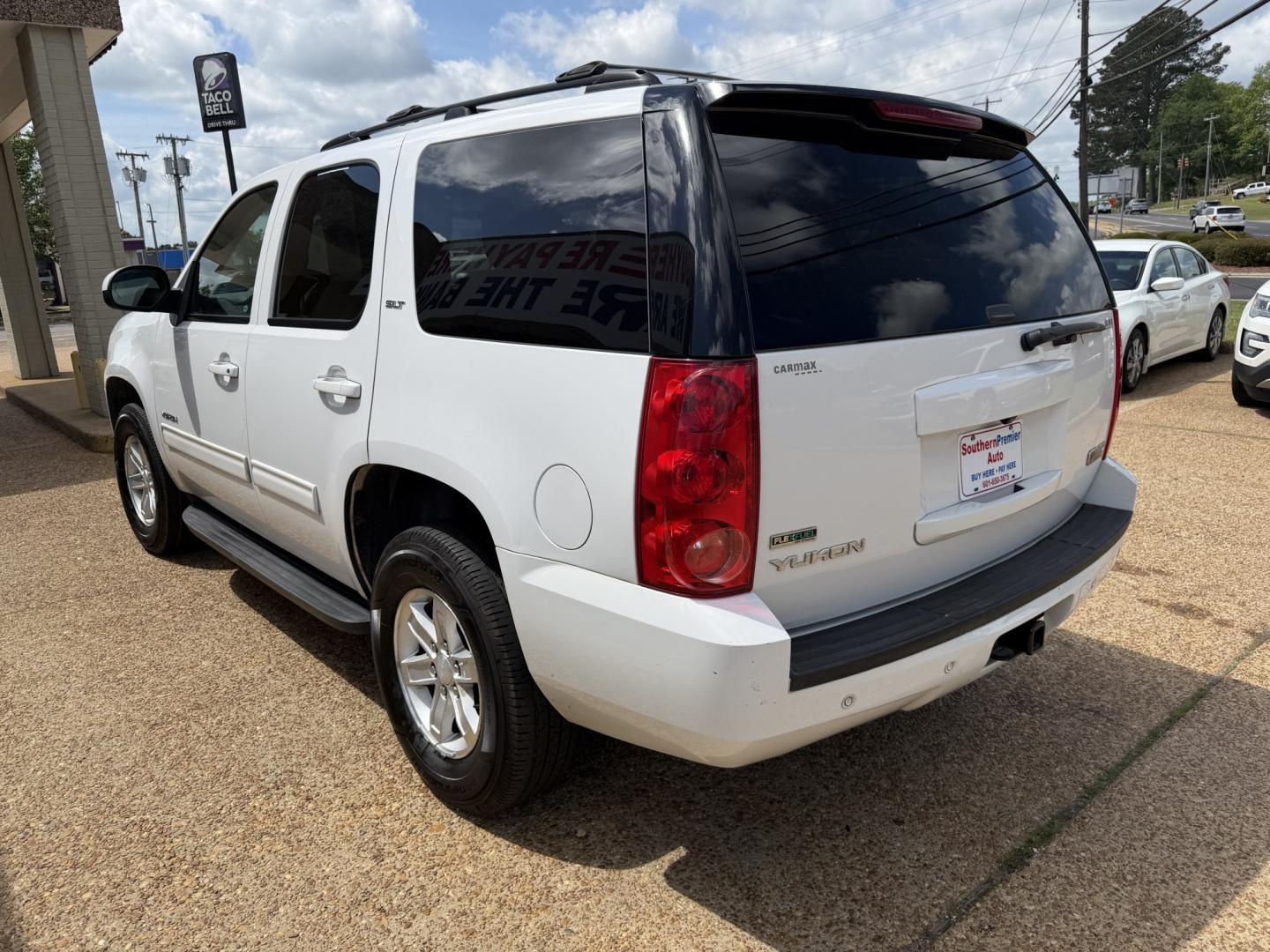 2011 WHITE GMC YUKON SLT1 (1GKS2CE03BR) , located at 922 W. Beacon St., Philadelphia, MS, 39350, (601) 650-3675, 32.770447, -89.127151 - Photo#3