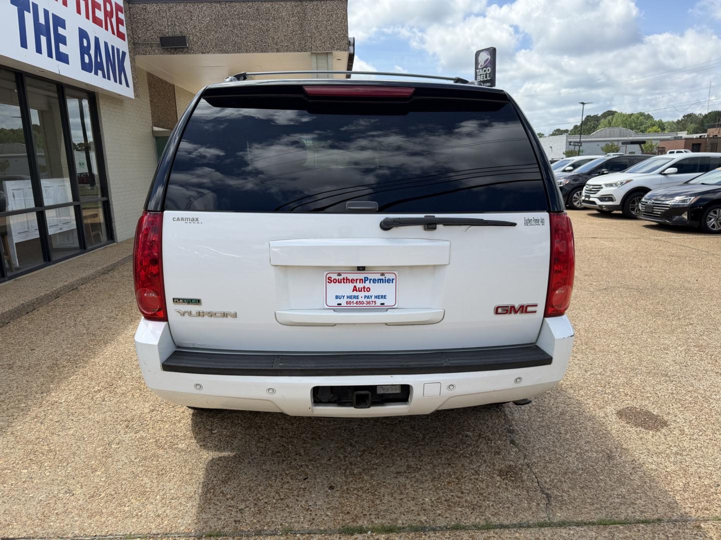 2011 WHITE GMC YUKON SLT1 (1GKS2CE03BR) , located at 922 W. Beacon St., Philadelphia, MS, 39350, (601) 650-3675, 32.770447, -89.127151 - Photo#4