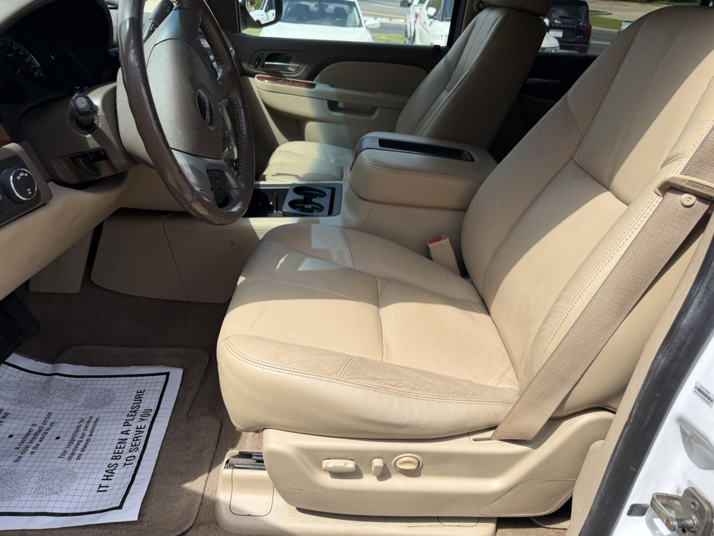 2011 WHITE GMC YUKON SLT1 (1GKS2CE03BR) , located at 922 W. Beacon St., Philadelphia, MS, 39350, (601) 650-3675, 32.770447, -89.127151 - Photo#9