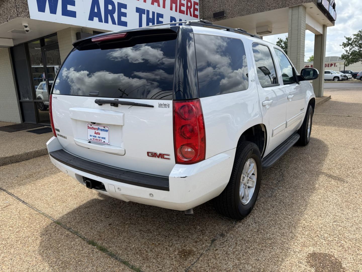 2011 WHITE GMC YUKON SLT1 (1GKS2CE03BR) , located at 922 W. Beacon St., Philadelphia, MS, 39350, (601) 650-3675, 32.770447, -89.127151 - Photo#5