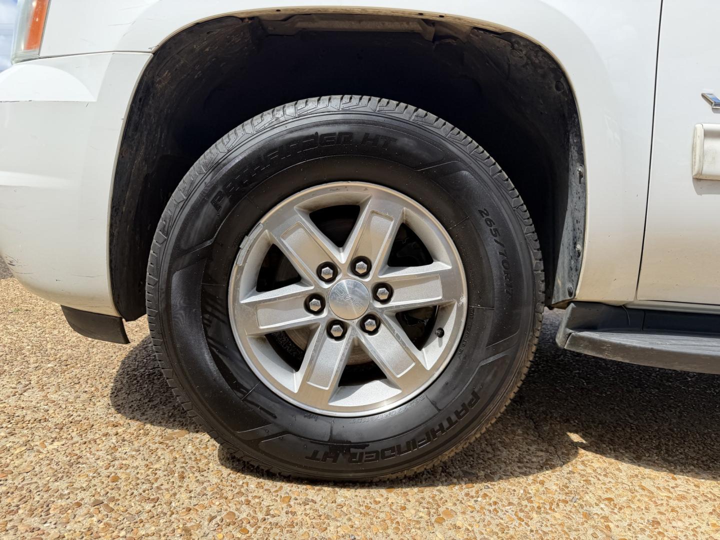 2011 WHITE GMC YUKON SLT1 (1GKS2CE03BR) , located at 922 W. Beacon St., Philadelphia, MS, 39350, (601) 650-3675, 32.770447, -89.127151 - Photo#7