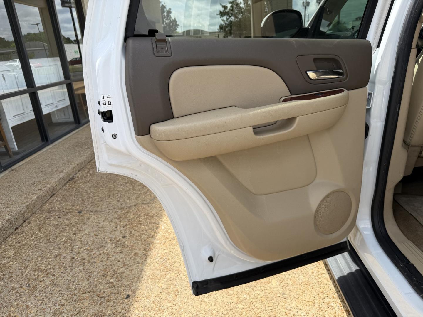 2011 WHITE GMC YUKON SLT1 (1GKS2CE03BR) , located at 922 W. Beacon St., Philadelphia, MS, 39350, (601) 650-3675, 32.770447, -89.127151 - Photo#12