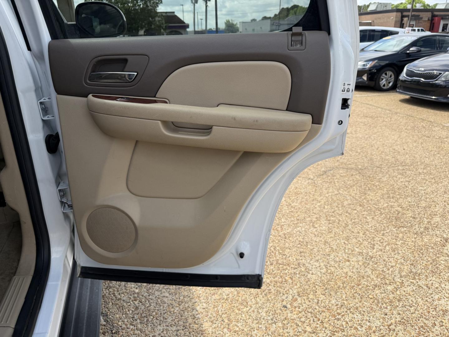2011 WHITE GMC YUKON SLT1 (1GKS2CE03BR) , located at 922 W. Beacon St., Philadelphia, MS, 39350, (601) 650-3675, 32.770447, -89.127151 - Photo#15