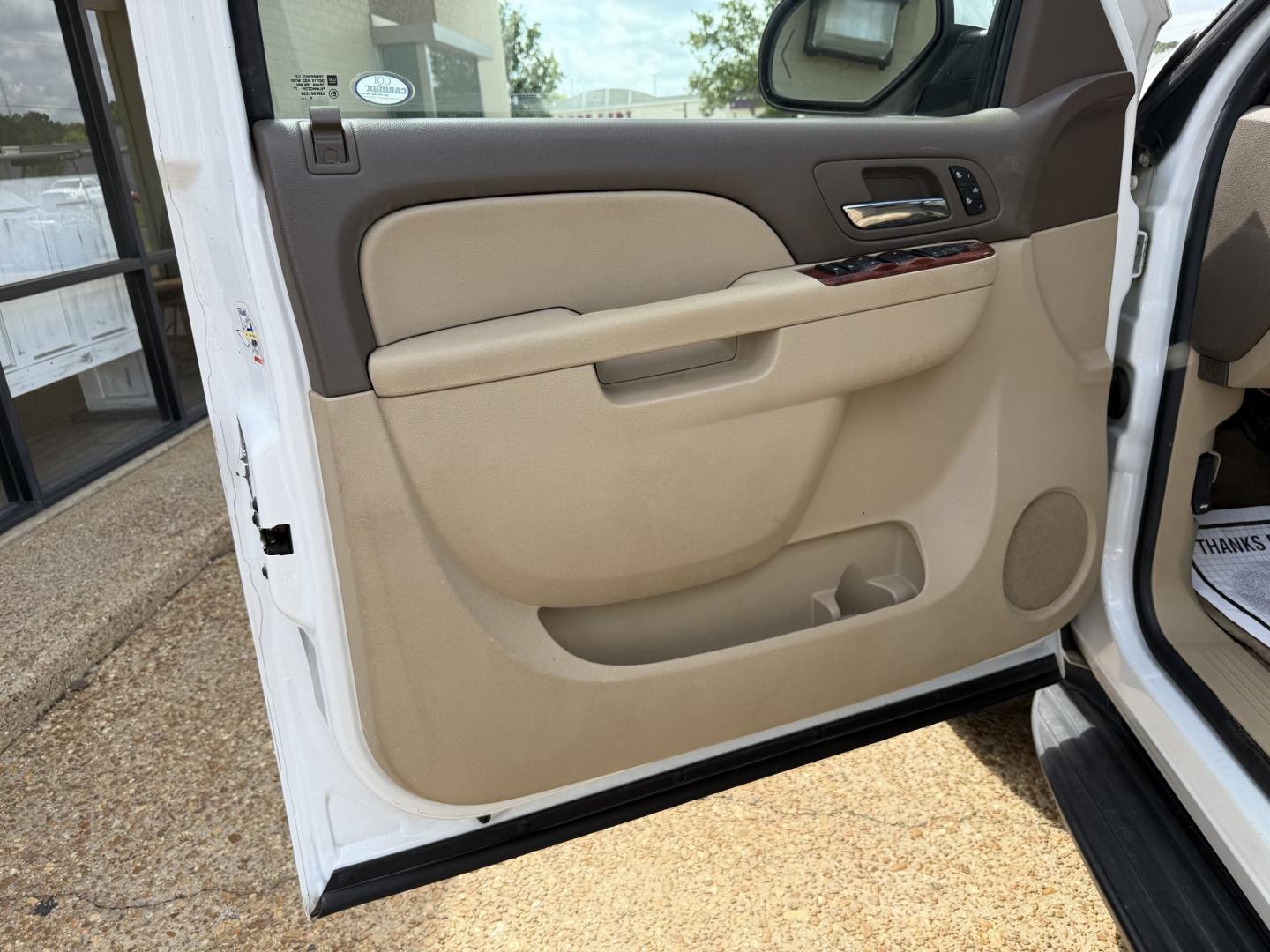 2011 WHITE GMC YUKON SLT1 (1GKS2CE03BR) , located at 922 W. Beacon St., Philadelphia, MS, 39350, (601) 650-3675, 32.770447, -89.127151 - Photo#8