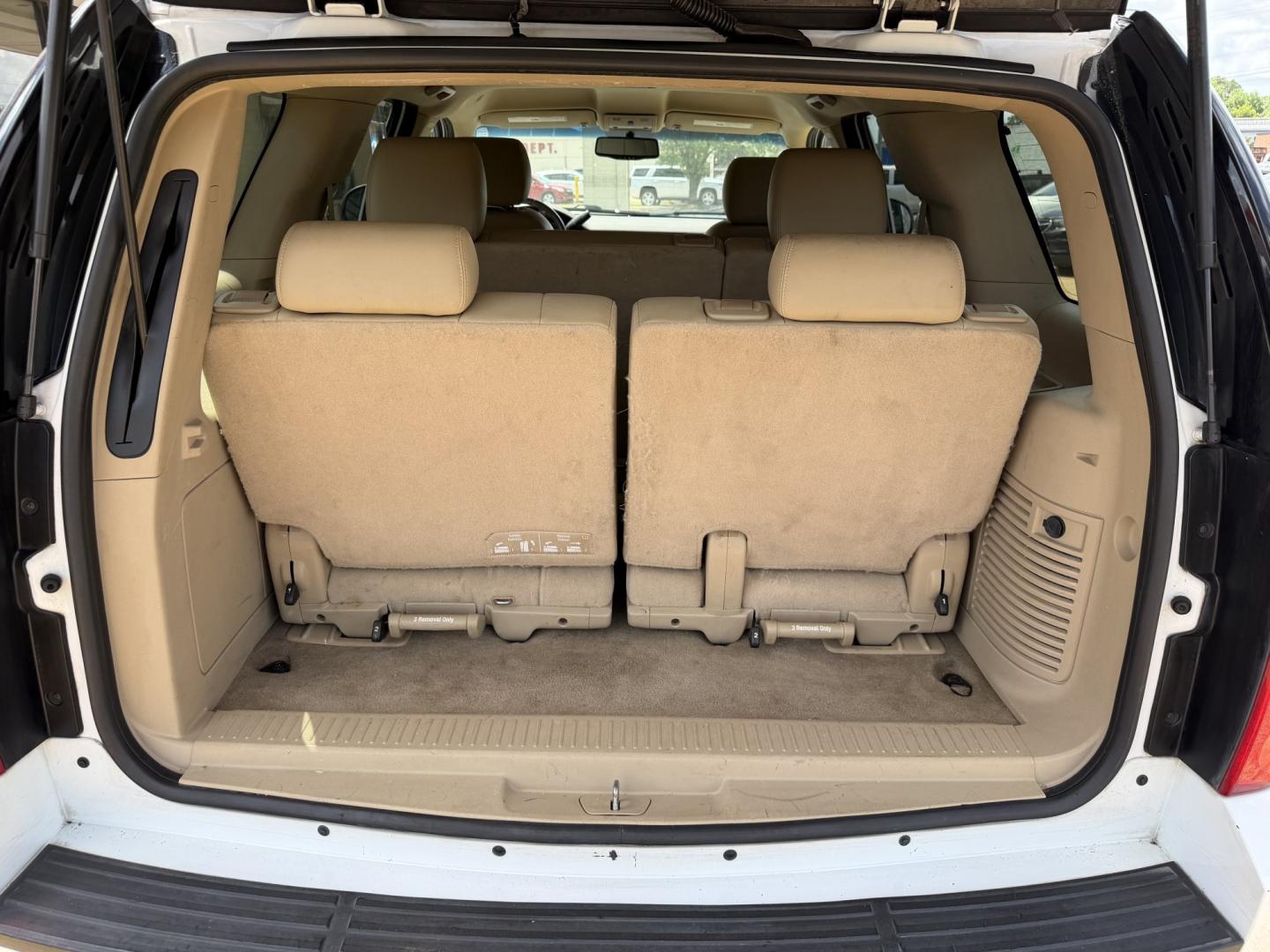 2011 WHITE GMC YUKON SLT1 (1GKS2CE03BR) , located at 922 W. Beacon St., Philadelphia, MS, 39350, (601) 650-3675, 32.770447, -89.127151 - Photo#19
