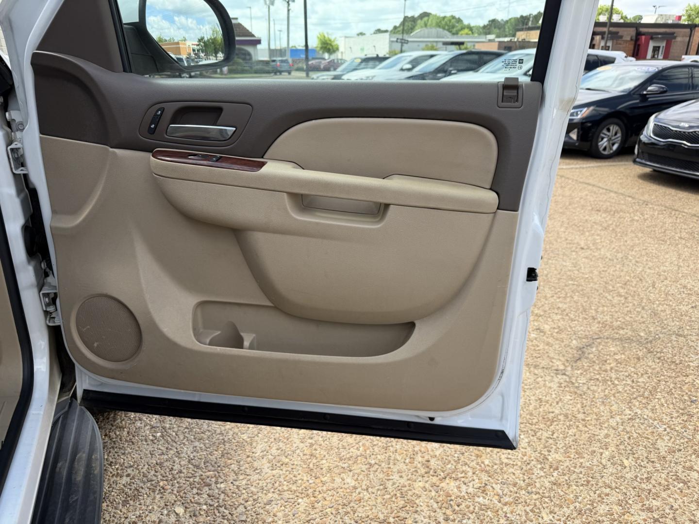 2011 WHITE GMC YUKON SLT1 (1GKS2CE03BR) , located at 922 W. Beacon St., Philadelphia, MS, 39350, (601) 650-3675, 32.770447, -89.127151 - Photo#11