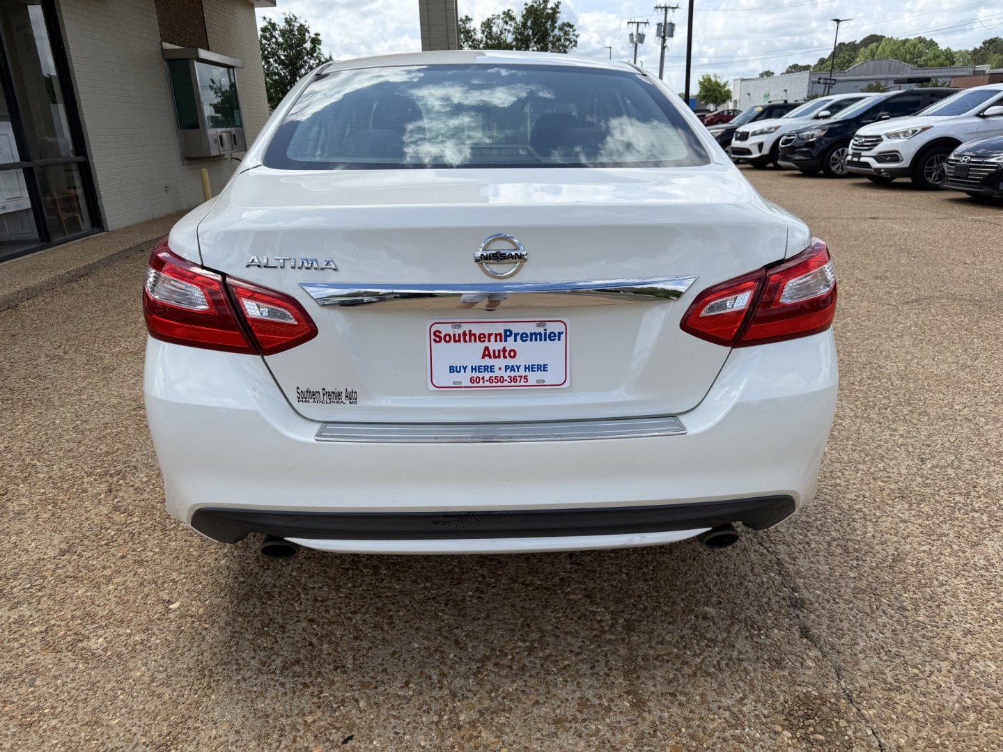2017 WHITE NISSAN ALTIMA 2.5 S (1N4AL3AP9HN) , located at 922 W. Beacon St., Philadelphia, MS, 39350, (601) 650-3675, 32.770447, -89.127151 - Photo#4