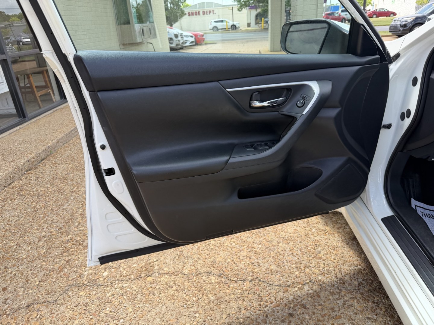 2017 WHITE NISSAN ALTIMA 2.5 S (1N4AL3AP9HN) , located at 922 W. Beacon St., Philadelphia, MS, 39350, (601) 650-3675, 32.770447, -89.127151 - Photo#8