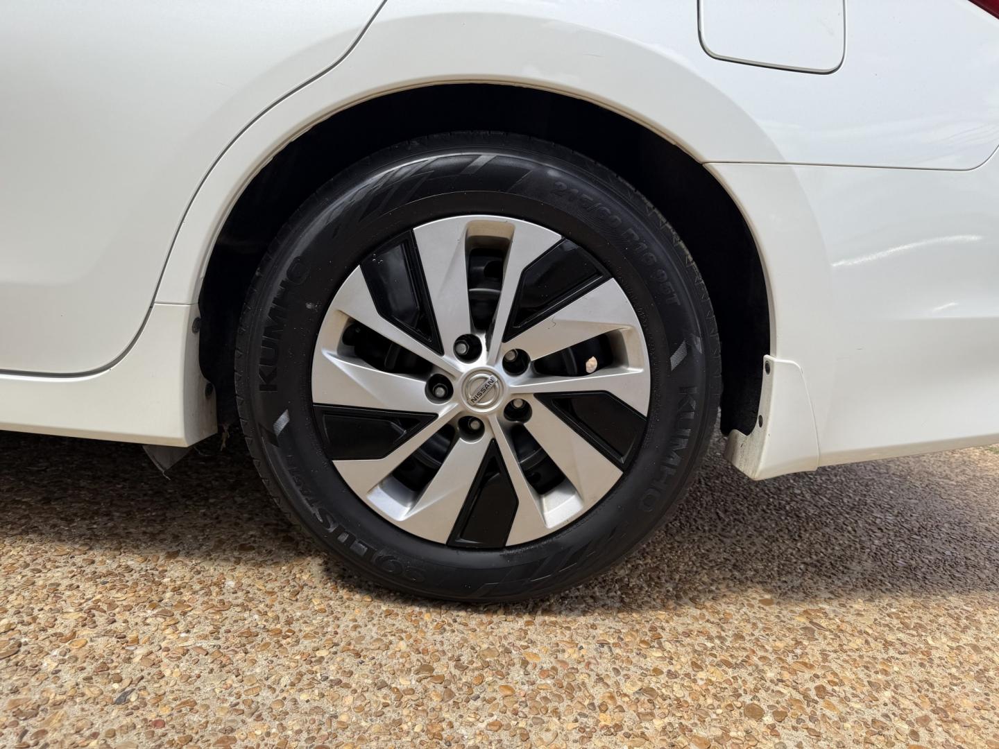 2017 WHITE NISSAN ALTIMA 2.5 S (1N4AL3AP9HN) , located at 922 W. Beacon St., Philadelphia, MS, 39350, (601) 650-3675, 32.770447, -89.127151 - Photo#7