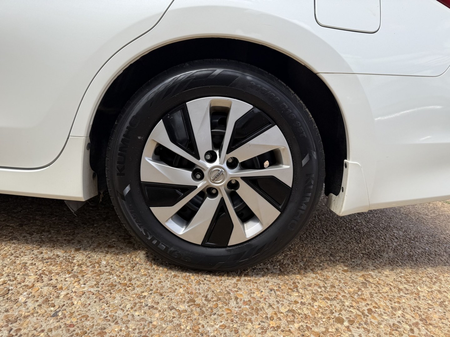 2017 WHITE NISSAN ALTIMA 2.5 S (1N4AL3AP9HN) , located at 922 W. Beacon St., Philadelphia, MS, 39350, (601) 650-3675, 32.770447, -89.127151 - Photo#7