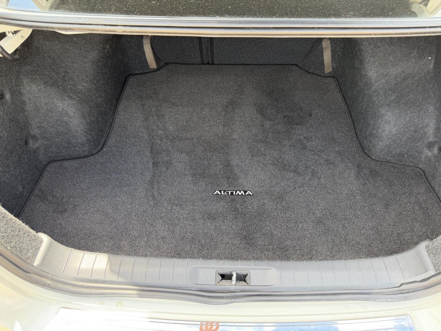 2017 WHITE NISSAN ALTIMA 2.5 S (1N4AL3AP9HN) , located at 922 W. Beacon St., Philadelphia, MS, 39350, (601) 650-3675, 32.770447, -89.127151 - Photo#19