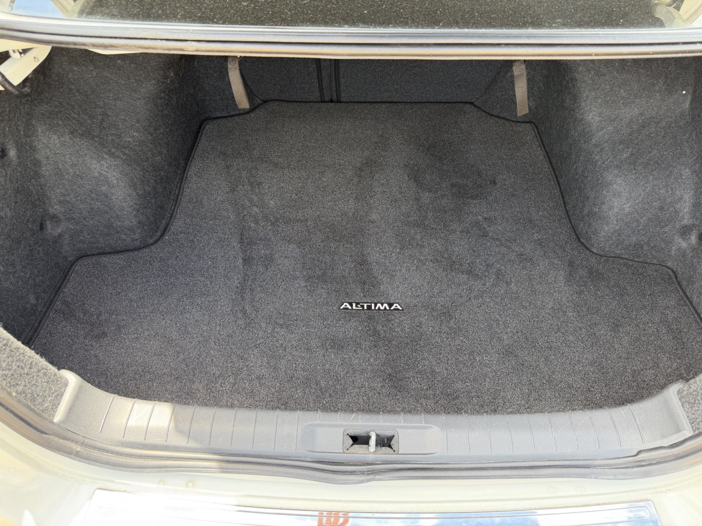 2017 WHITE NISSAN ALTIMA 2.5 S (1N4AL3AP9HN) , located at 922 W. Beacon St., Philadelphia, MS, 39350, (601) 650-3675, 32.770447, -89.127151 - Photo#19