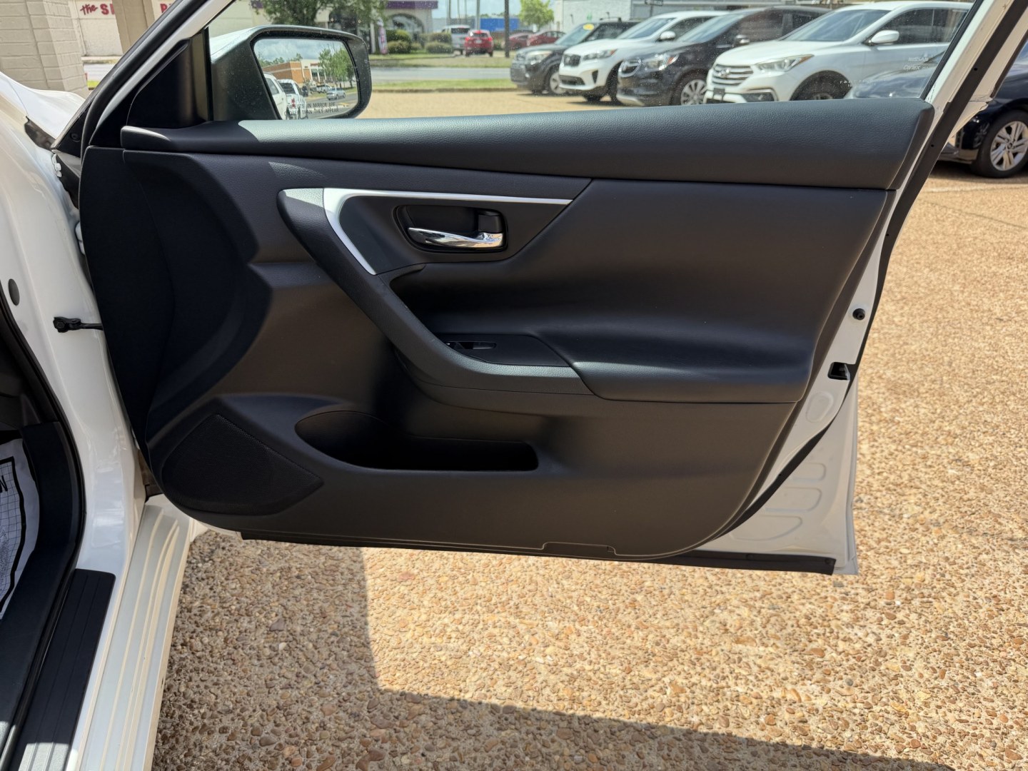 2017 WHITE NISSAN ALTIMA 2.5 S (1N4AL3AP9HN) , located at 922 W. Beacon St., Philadelphia, MS, 39350, (601) 650-3675, 32.770447, -89.127151 - Photo#11