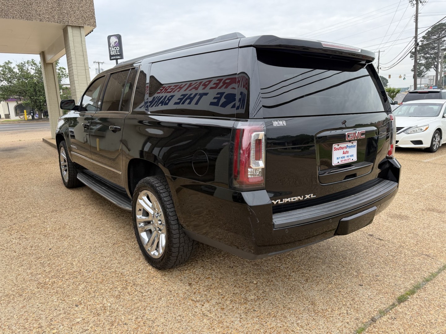 2017 BLACK GMC YUKON XL SLT (1GKS1GKC4HR) , located at 922 W. Beacon St., Philadelphia, MS, 39350, (601) 650-3675, 32.770447, -89.127151 - Photo#3
