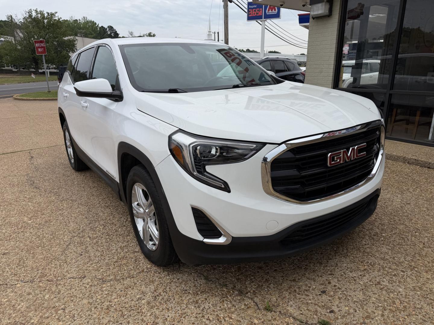 2018 WHITE GMC TERRAIN SLE (3GKALMEV7JL) , located at 922 W. Beacon St., Philadelphia, MS, 39350, (601) 650-3675, 32.770447, -89.127151 - Photo#0