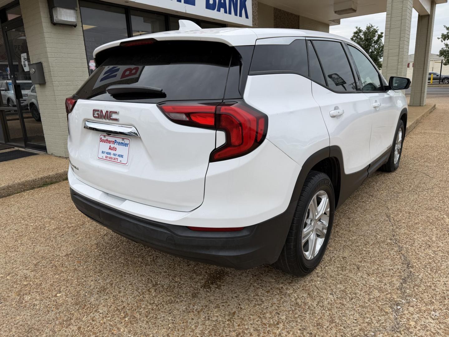 2018 WHITE GMC TERRAIN SLE (3GKALMEV7JL) , located at 922 W. Beacon St., Philadelphia, MS, 39350, (601) 650-3675, 32.770447, -89.127151 - Photo#5