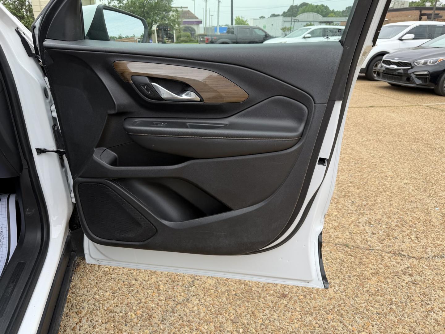 2018 WHITE GMC TERRAIN SLE (3GKALMEV7JL) , located at 922 W. Beacon St., Philadelphia, MS, 39350, (601) 650-3675, 32.770447, -89.127151 - Photo#11