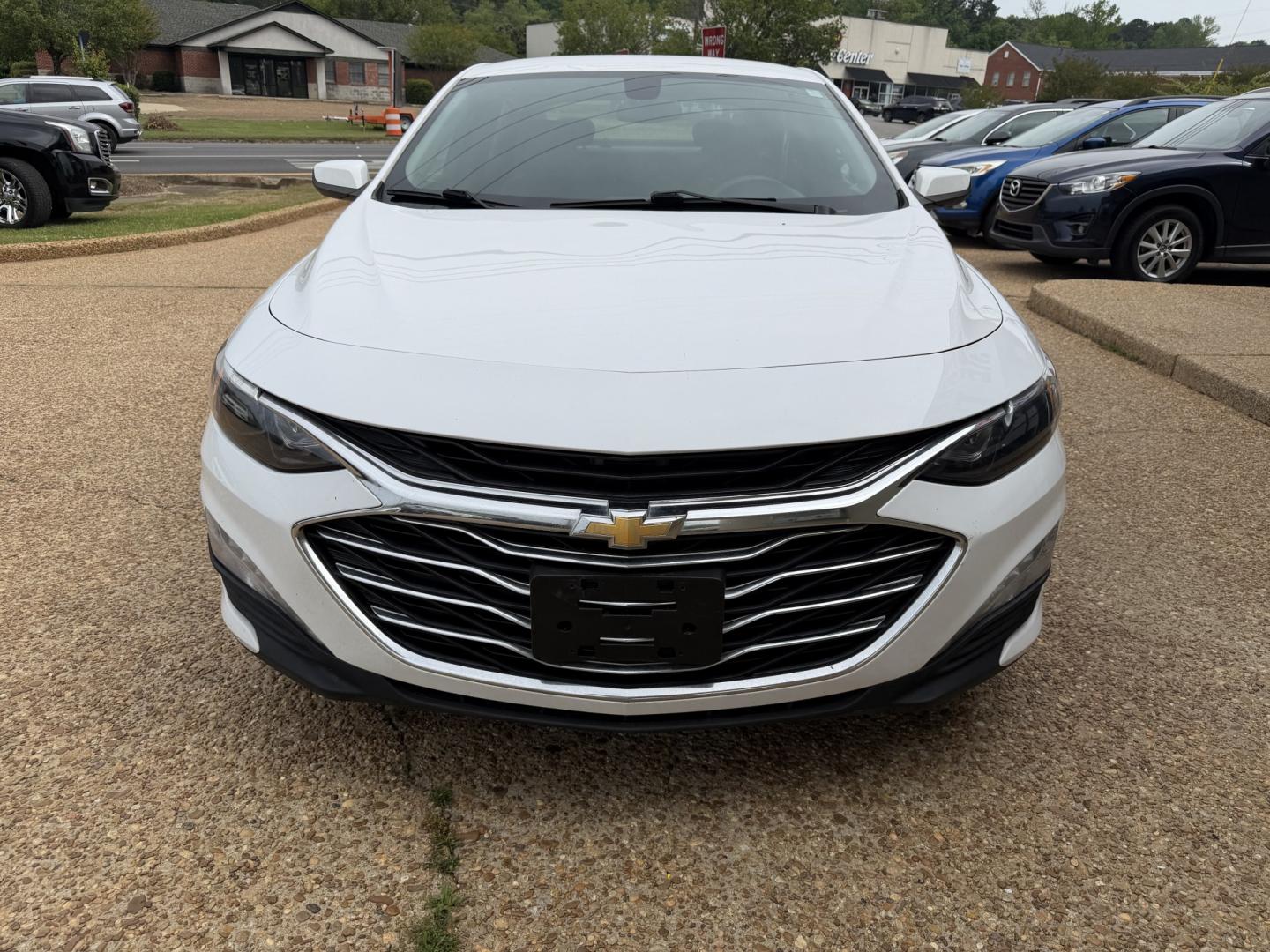2020 WHITE CHEVROLET MALIBU LT (1LT) (1G1ZD5ST8LF) , located at 922 W. Beacon St., Philadelphia, MS, 39350, (601) 650-3675, 32.770447, -89.127151 - Photo#1