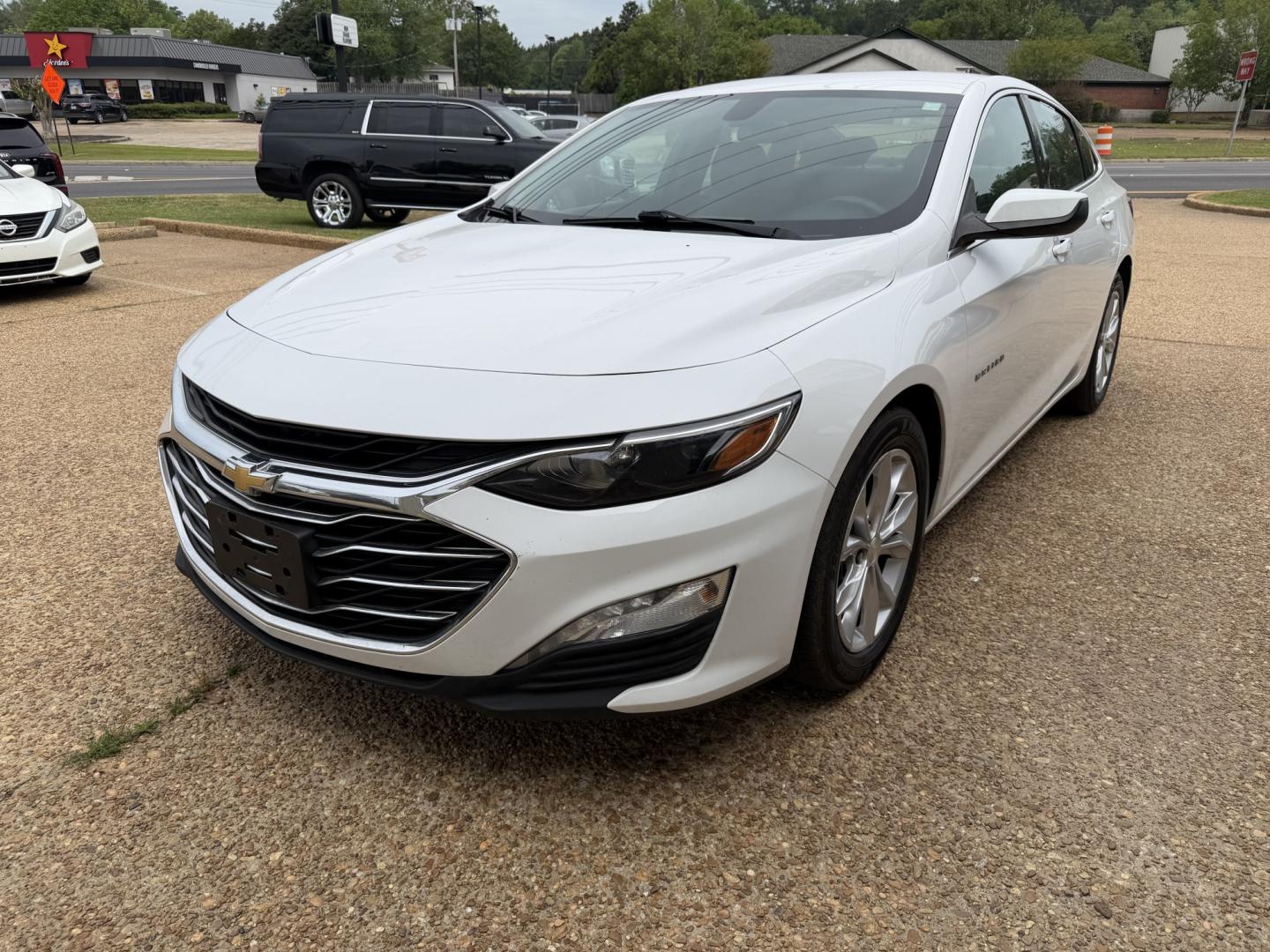 2020 WHITE CHEVROLET MALIBU LT (1LT) (1G1ZD5ST8LF) , located at 922 W. Beacon St., Philadelphia, MS, 39350, (601) 650-3675, 32.770447, -89.127151 - Photo#2
