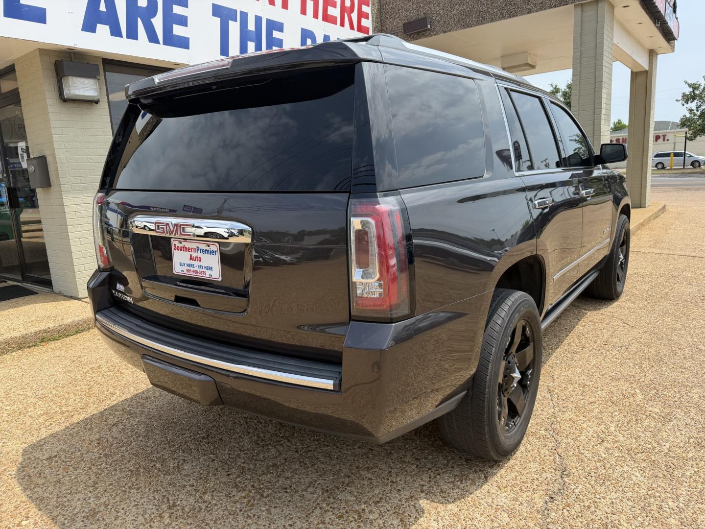 2016 GRAY GMC YUKON DENALI (1GKS2CKJ9GR) , located at 922 W. Beacon St., Philadelphia, MS, 39350, (601) 650-3675, 32.770447, -89.127151 - Photo#5