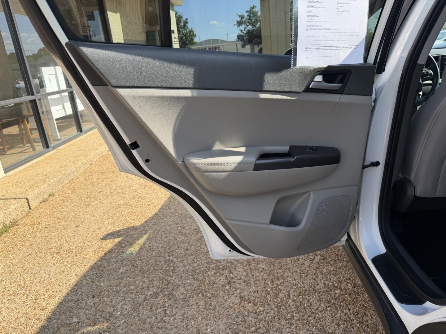 2018 WHITE KIA SPORTAGE LX (KNDPM3AC8J7) , located at 922 W. Beacon St., Philadelphia, MS, 39350, (601) 650-3675, 32.770447, -89.127151 - Photo#12
