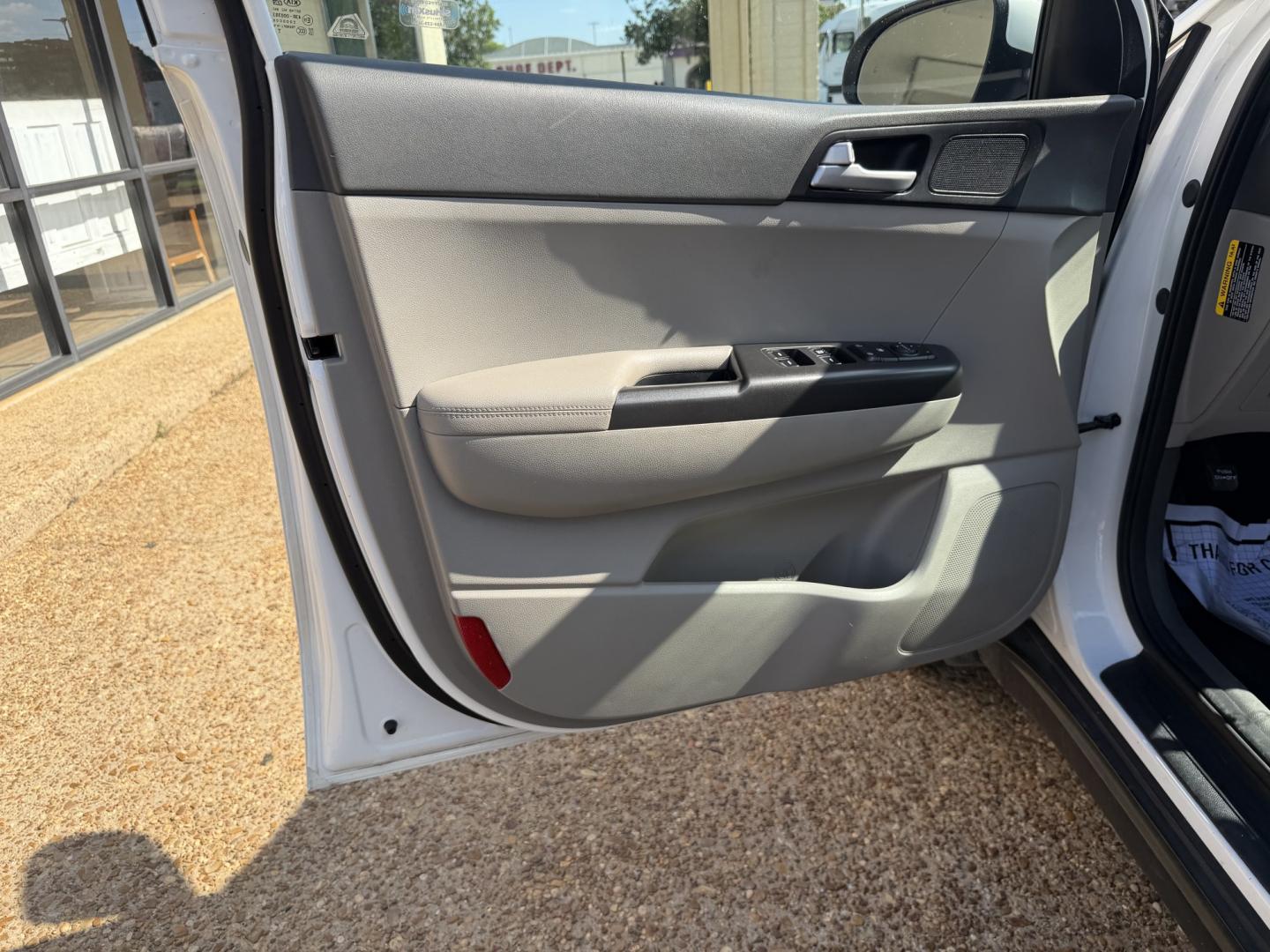 2018 WHITE KIA SPORTAGE LX (KNDPM3AC8J7) , located at 922 W. Beacon St., Philadelphia, MS, 39350, (601) 650-3675, 32.770447, -89.127151 - Photo#8