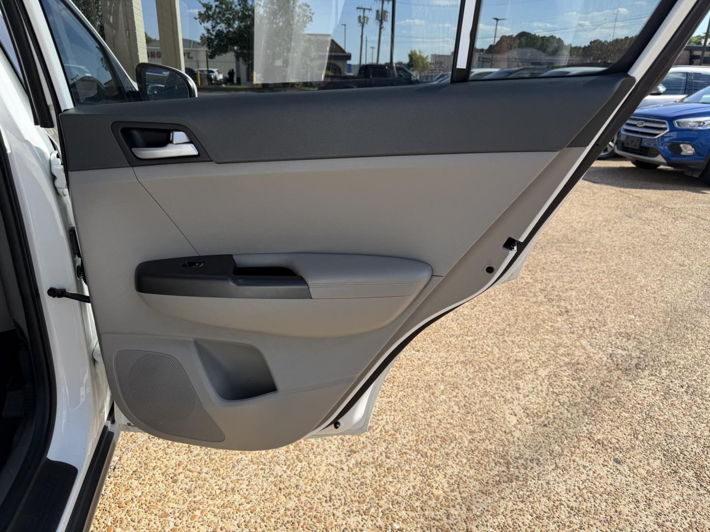 2018 WHITE KIA SPORTAGE LX (KNDPM3AC8J7) , located at 922 W. Beacon St., Philadelphia, MS, 39350, (601) 650-3675, 32.770447, -89.127151 - Photo#15
