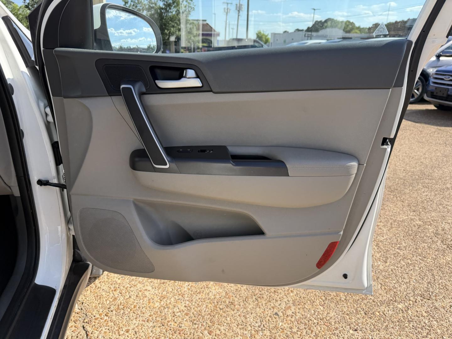 2018 WHITE KIA SPORTAGE LX (KNDPM3AC8J7) , located at 922 W. Beacon St., Philadelphia, MS, 39350, (601) 650-3675, 32.770447, -89.127151 - Photo#11