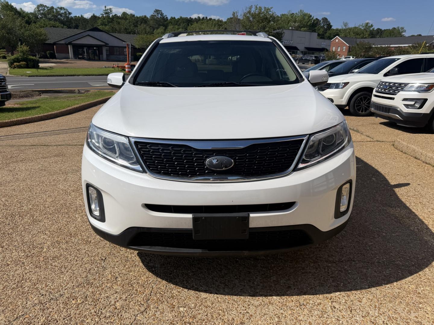 2014 WHITE KIA SORENTO LX (5XYKT3A60EG) , located at 922 W. Beacon St., Philadelphia, MS, 39350, (601) 650-3675, 32.770447, -89.127151 - Photo#1