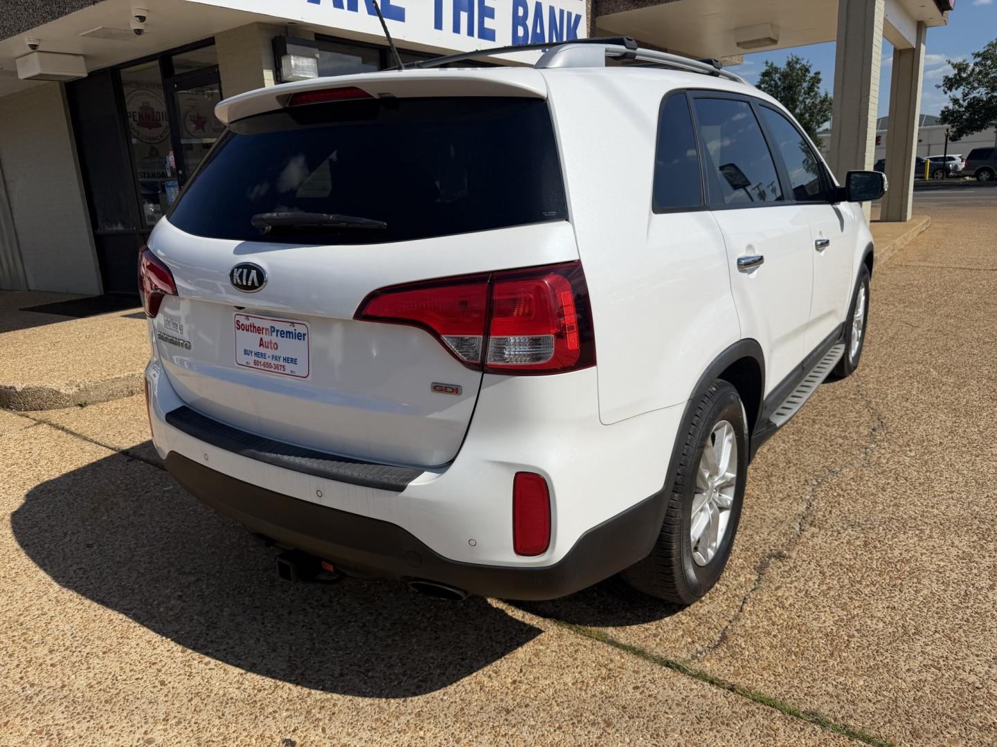 2014 WHITE KIA SORENTO LX (5XYKT3A60EG) , located at 922 W. Beacon St., Philadelphia, MS, 39350, (601) 650-3675, 32.770447, -89.127151 - Photo#5