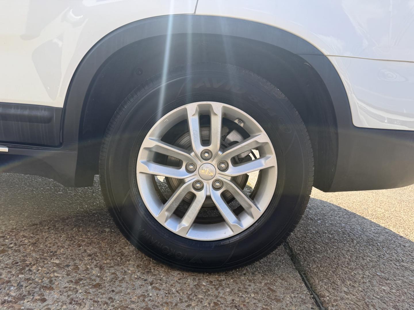 2014 WHITE KIA SORENTO LX (5XYKT3A60EG) , located at 922 W. Beacon St., Philadelphia, MS, 39350, (601) 650-3675, 32.770447, -89.127151 - Photo#7